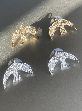 你当像鸟。闪亮金银色锤纹肌理感飞鸟鸽子造型耳钉日系925银针