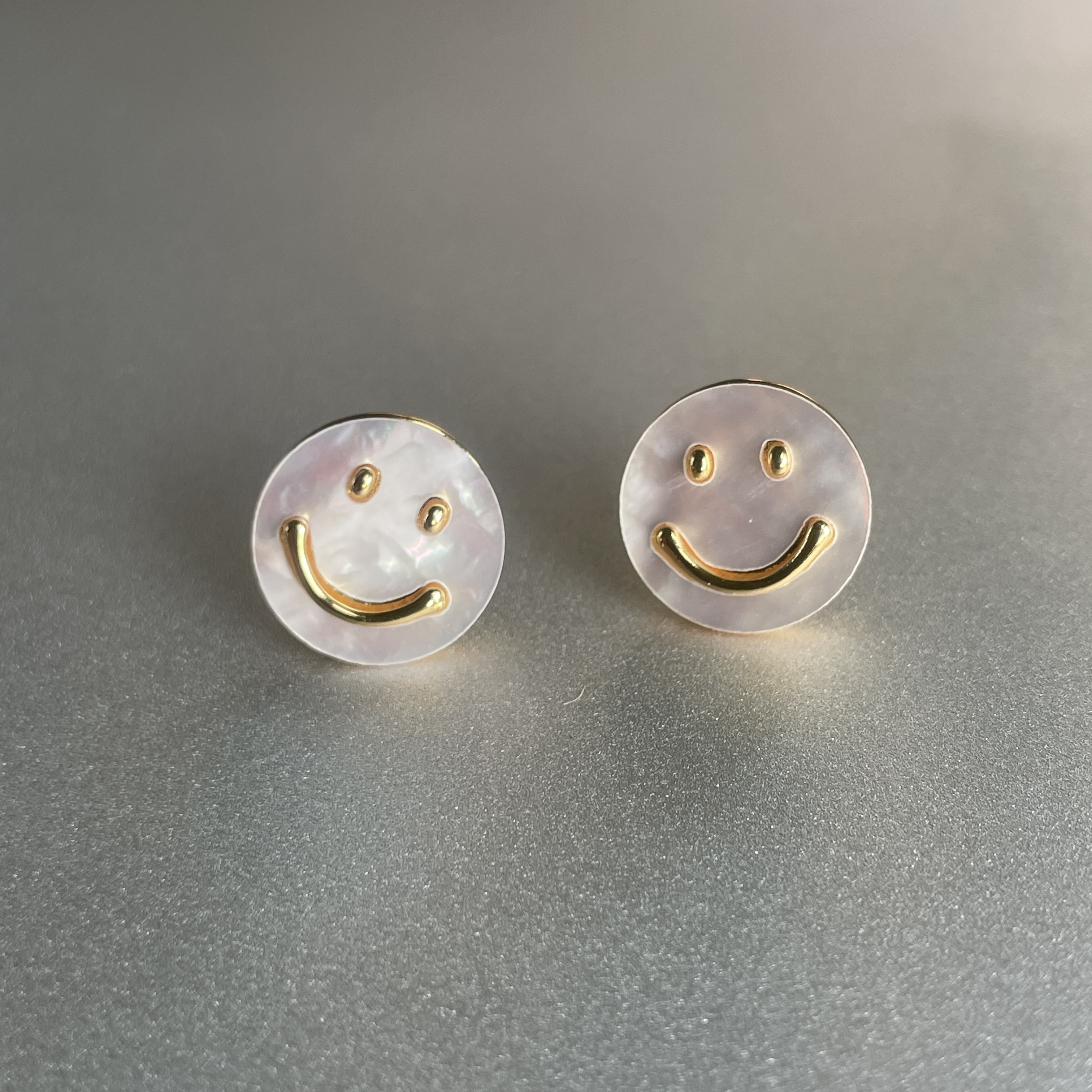 保持微笑。天然白色贝壳圆形笑脸图案小巧耳钉925银针简约清新