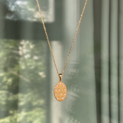 星空一隅。椭圆形镶嵌锆石切割吊坠925银镀金细项链时髦简约高级