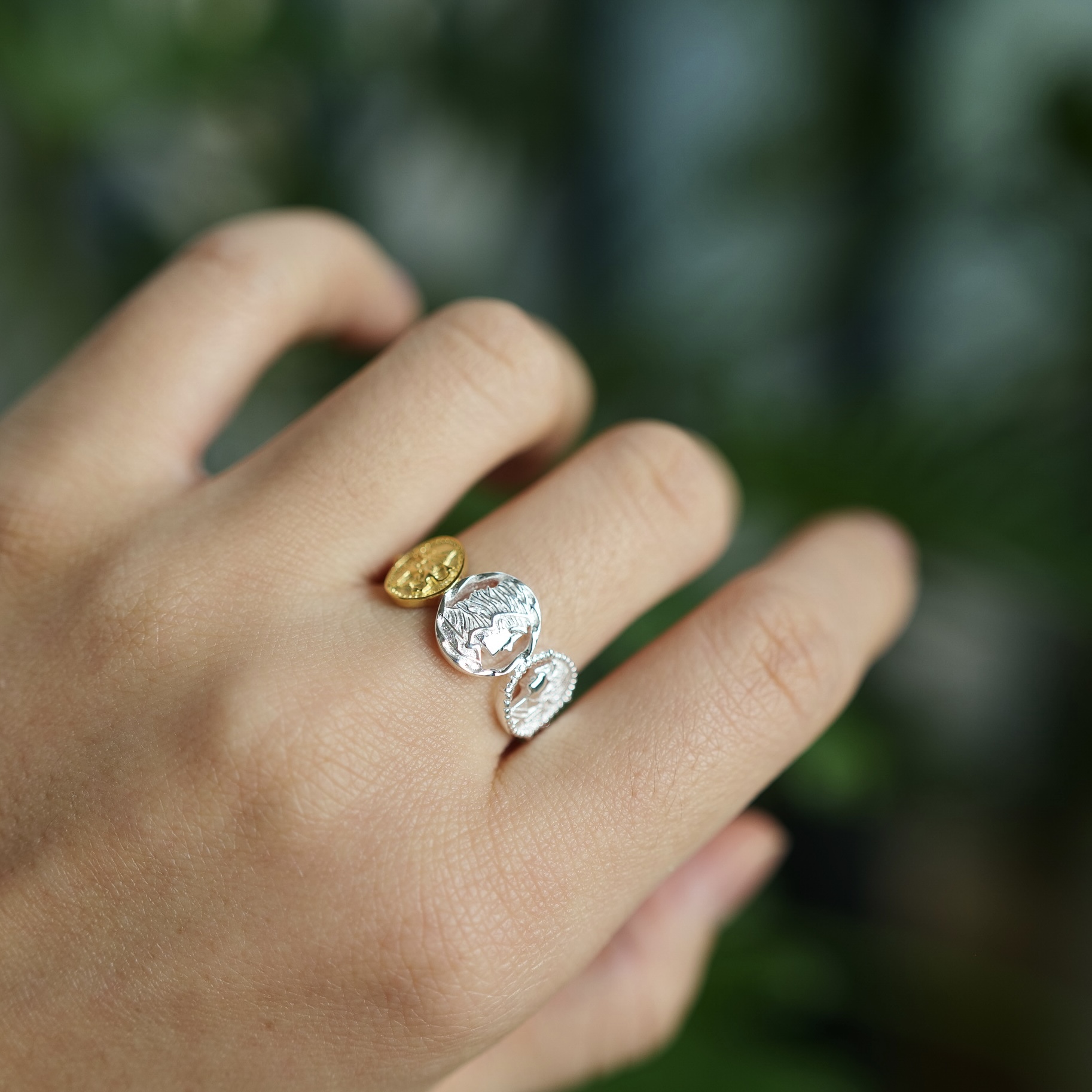 亦金亦银。撞色圆牌古希腊人像S925纯银精致戒指小众高级开口设计