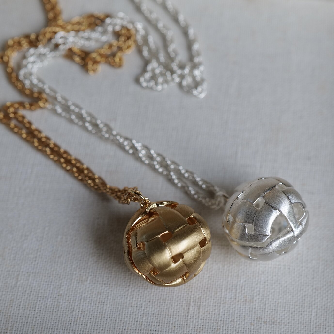 精致编织。磨砂质感镂空网状圆球金银色吊坠长项链小众设计时髦