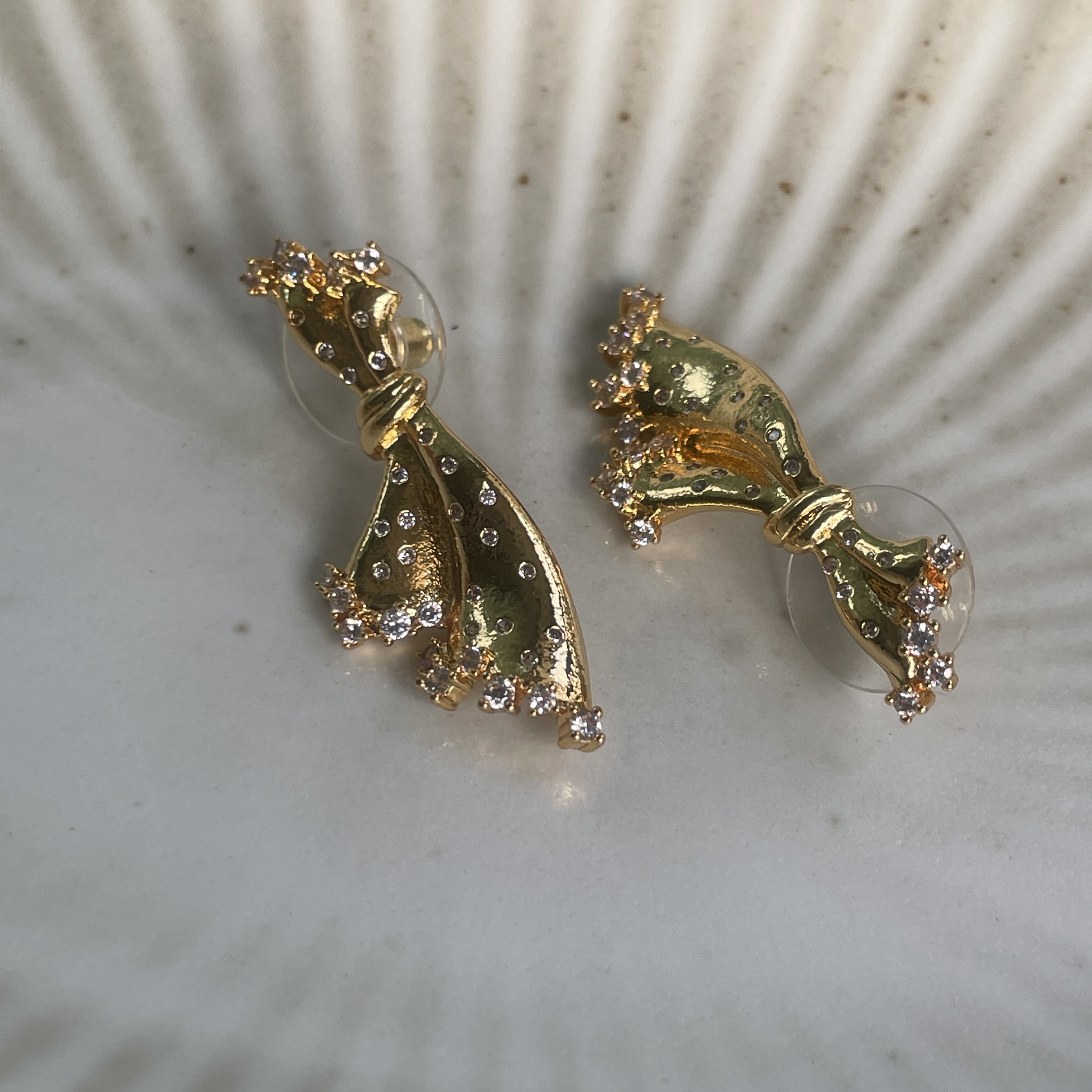 幕布拉开。高级精巧帷幕蕾丝造型镶嵌锆石金色耳钉925银针优雅