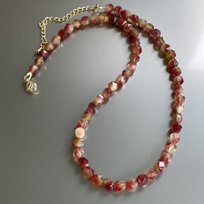 微甜石榴籽。剔透红绿色切面天然石串珠长项链清新时髦高级氛围感