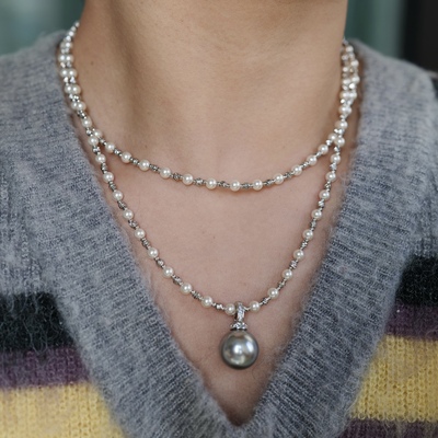 一丝宝气。高级感灰白色人造珍珠吊坠长项链秋冬毛衣随性时髦双层