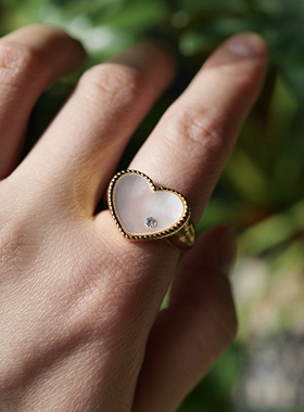 明亮的心。天然白母贝壳爱心造型锆石金色戒指环时髦个性小众设计