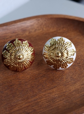 优雅盾牌。金色浮雕花朵造型圆形红白珐琅戒指开口设计时髦高级感