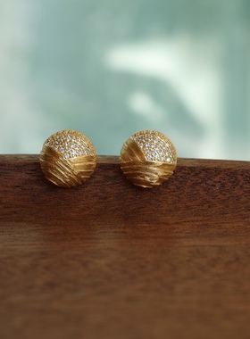 饱满松果。S925纯银镀金立体层层包裹闪亮锆石圆形缎面珠宝风耳钉