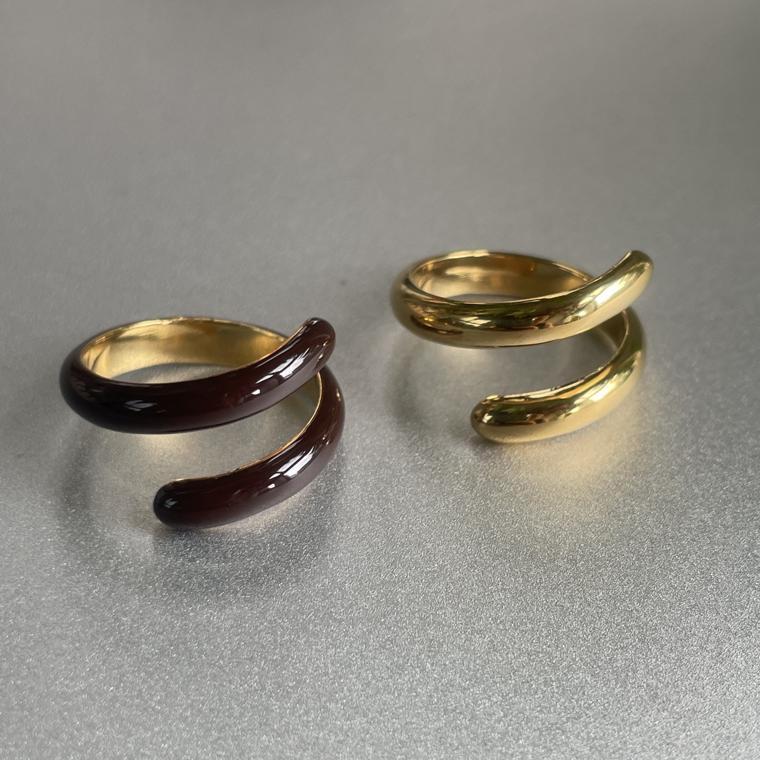 2合1。闪亮金色红咖曲线螺旋戒指环开口设计可叠戴时髦高级欧美风