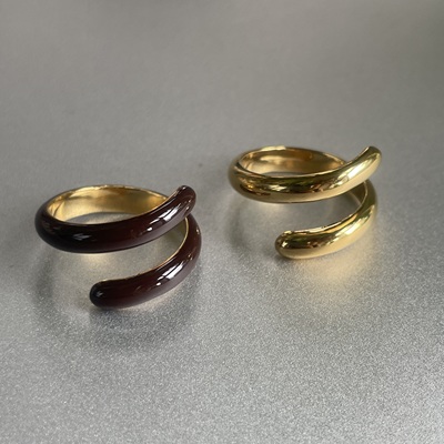 2合1。闪亮金色红咖曲线螺旋戒指环开口设计可叠戴时髦高级欧美风