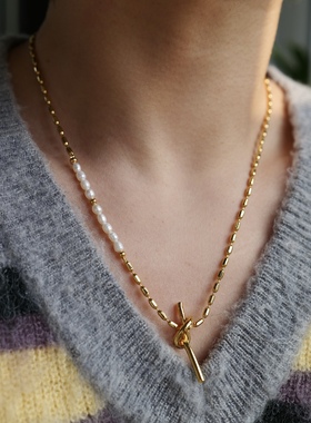 迷人微光。天然淡水珍珠金色米粒橄榄拼接链条绳结吊坠项链时髦