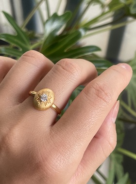 精巧豆豆。S925纯银镀金拉丝工艺布家风格雕工雪花锆石戒指环时髦