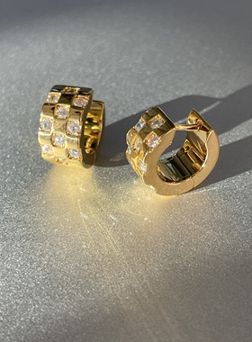 光彩夺目。精致透明锆石镶嵌金色宽面小耳扣简约精致时髦百搭个性