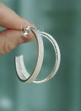 银色瀑布。闪亮银色肌理感C字耳环925银针时髦简约高级个性百搭