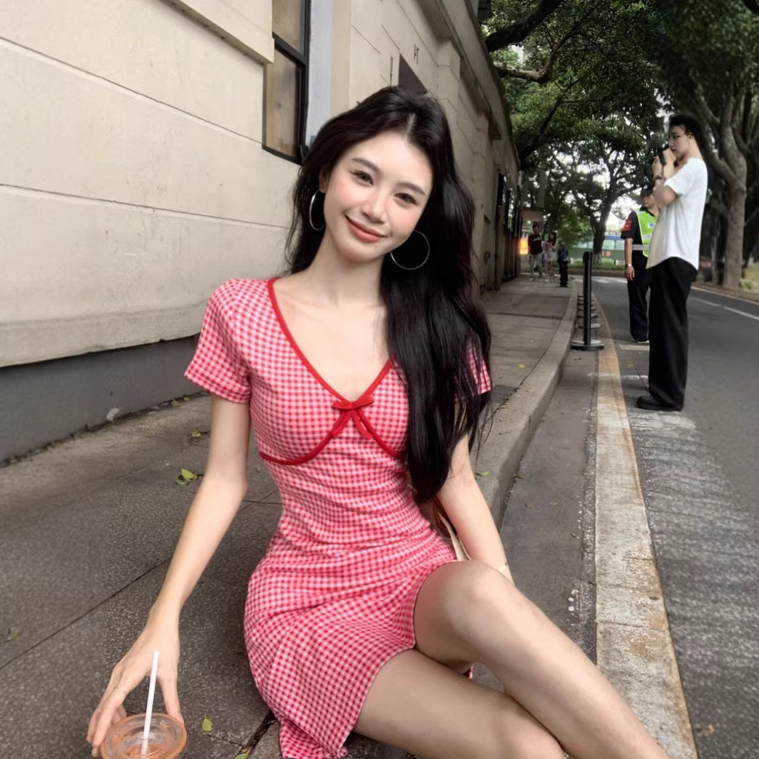 夏季蝴蝶结红色格子V领短袖连衣裙女时尚别致辣妹收腰显瘦a字短裙