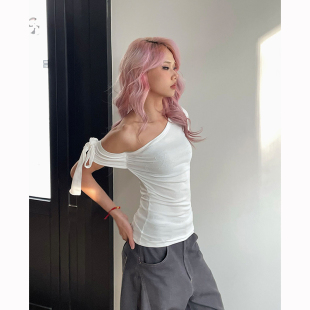 YAMMYUKI美式辣妹斜肩绑带短袖T恤女夏季新款修身显瘦露肩上衣