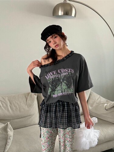 GISELE 首尔印象韩代 26ss 美式复古印花木耳边不规则溜肩宽松T恤