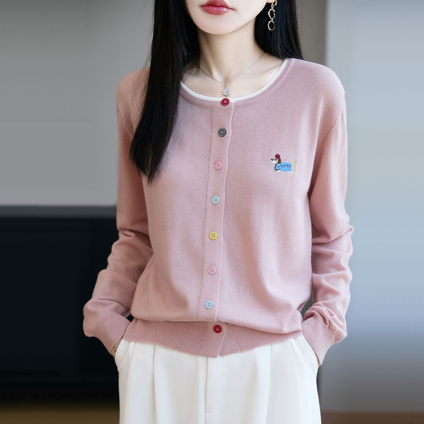 法式撞色彩扣针织开衫女短外套毛衣2026新款精纺刺绣洋气小衫上衣