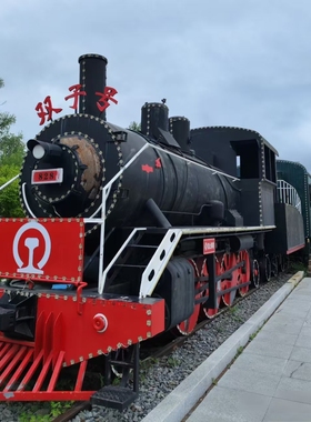 大型蒸汽火车头老式绿皮火车厢