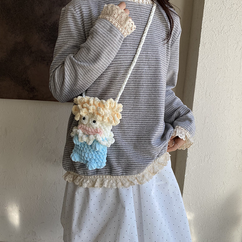 手工钩针编织手机包女2026新款可爱斜挎包毛线针织迷你丑萌小包包
