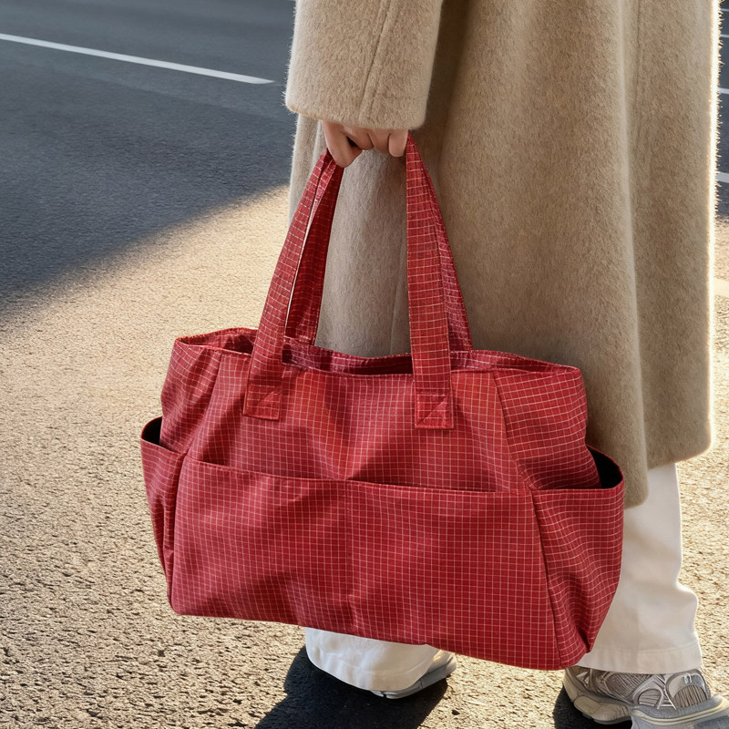 红色格子帆布包女2025新款大容量百搭手提通勤包轻便多隔层妈咪包