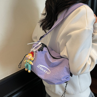2026新款韩系尼龙防水饺子包女上班通勤斜挎包轻便散步手机小挎包
