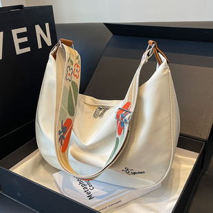 休闲尼龙大包女2025韩版新款时尚斜挎饺子包小众高级感通勤托特包