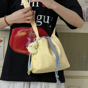 青春少女风立体星星抽绳斜挎包女2026便携收纳水桶包手机小布包