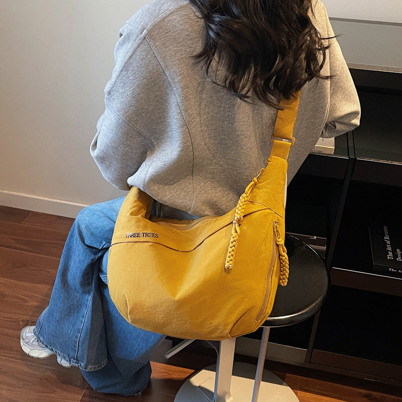 帆布饺子包女2025新款学生上课百搭休闲单肩斜挎包大容量通勤背包