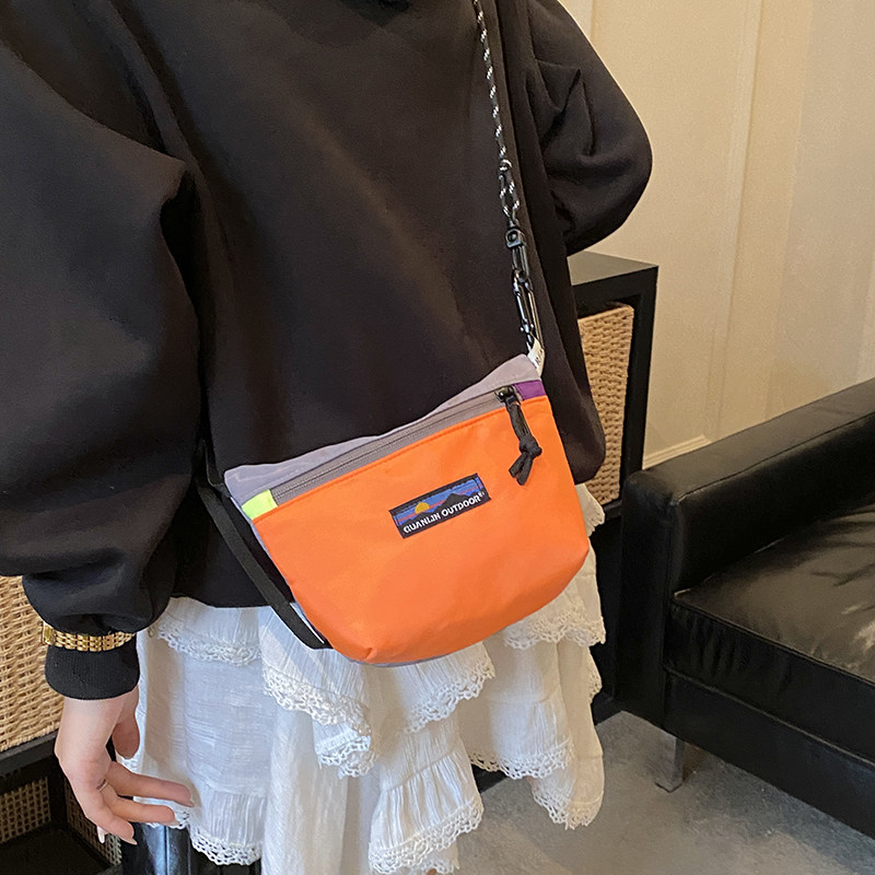 日韩风牛津布斜挎小包包女2026新款百搭时尚防水饺子包轻便手机包