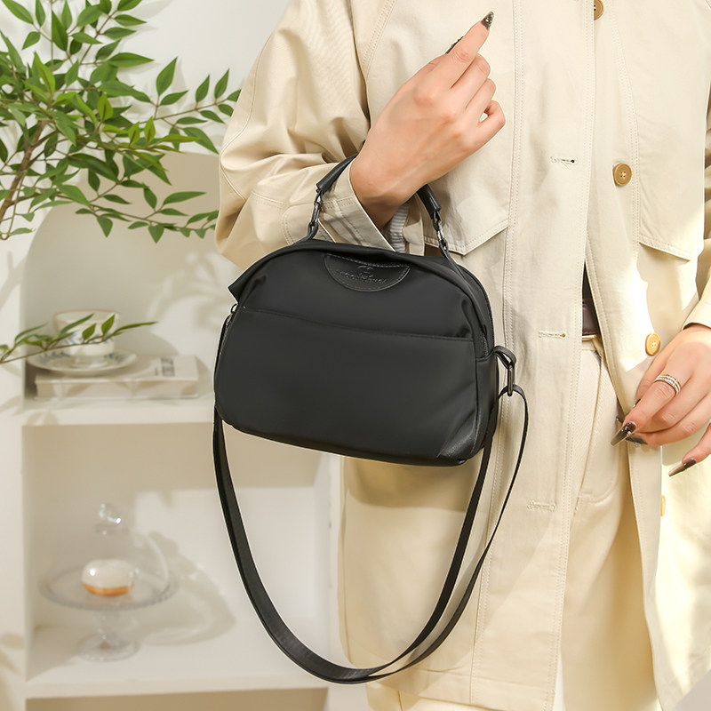 黑色枕头包女斜挎包2026新款大容量轻便手提妈妈包简约尼龙小包包