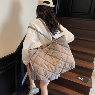 2025新款 秋冬大容量托特包女高级感通勤单肩包大容量菱格棉服包