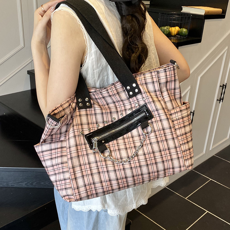 大容量斜挎格子包包2025新款女士通勤复古单肩包大学生上课托特包