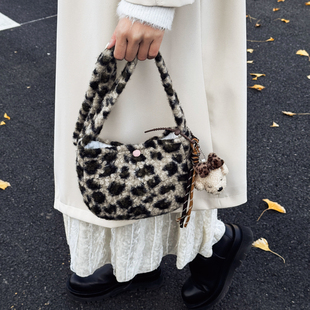 豹纹毛绒包包女2026新款时尚百搭单肩斜挎小包包毛茸茸装手机的包