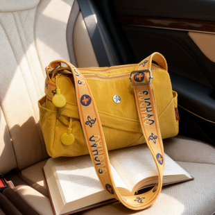 轻便帆布斜挎包女2025新款休闲运动风单肩包小众设计通勤枕头包