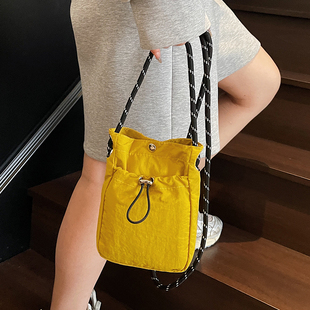 装手机小斜挎包2025新款简约超火手提小拎包外出轻便帆布小包包