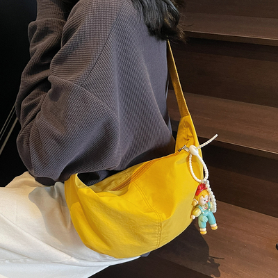 时尚轻便斜挎饺子包女2026夏季