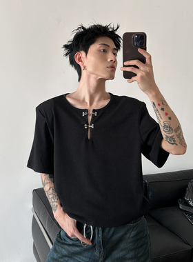 Very Fewest 坑条纹慵懒宽松垂坠感短袖T恤金属扣领口设计上衣