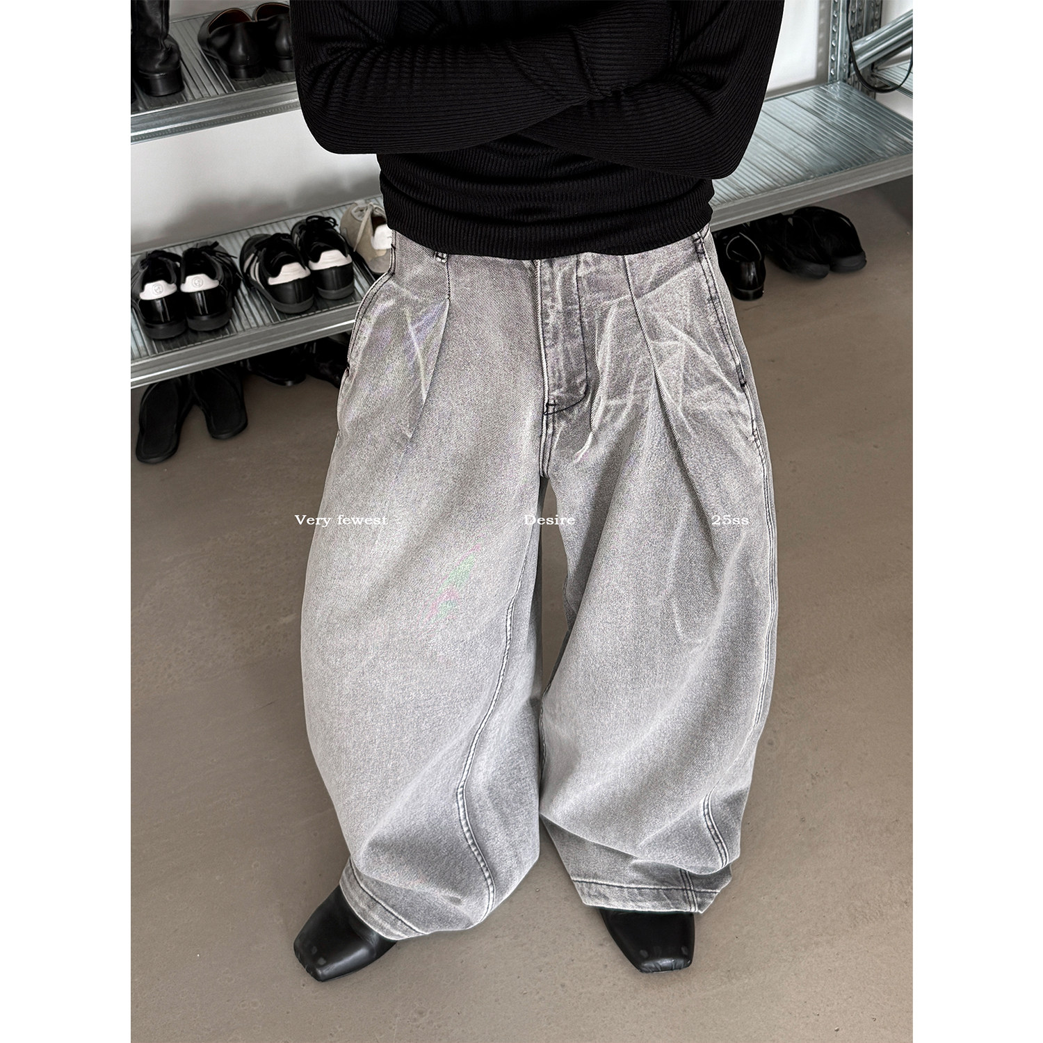 可调节打褶水洗廓形牛仔裤时髦