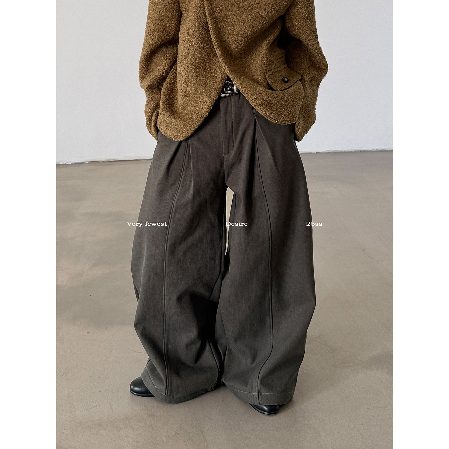 解构裁剪褶皱廓形加绒休闲阔腿裤