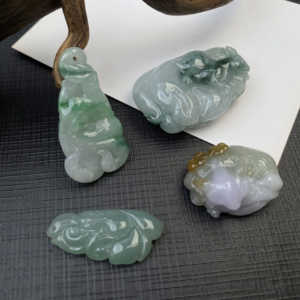 天然缅甸翡翠A货冰种飘绿花九尾灵狐挂件吊坠手工雕刻精品男女款