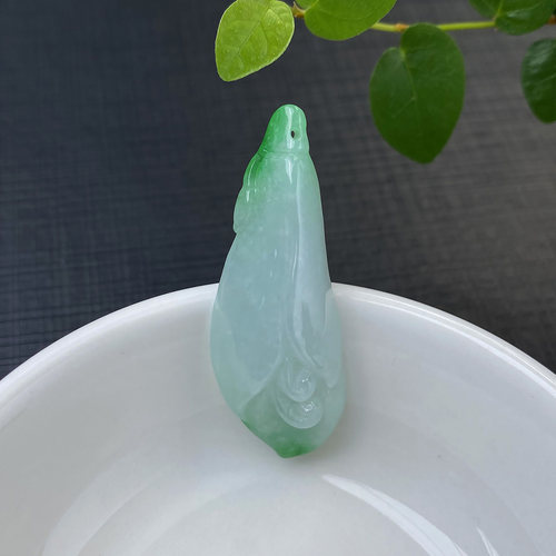 缅甸翡翠A货冰种玉兰花吊坠