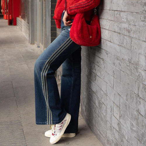 阿迪达斯三叶草女复古微喇牛仔裤