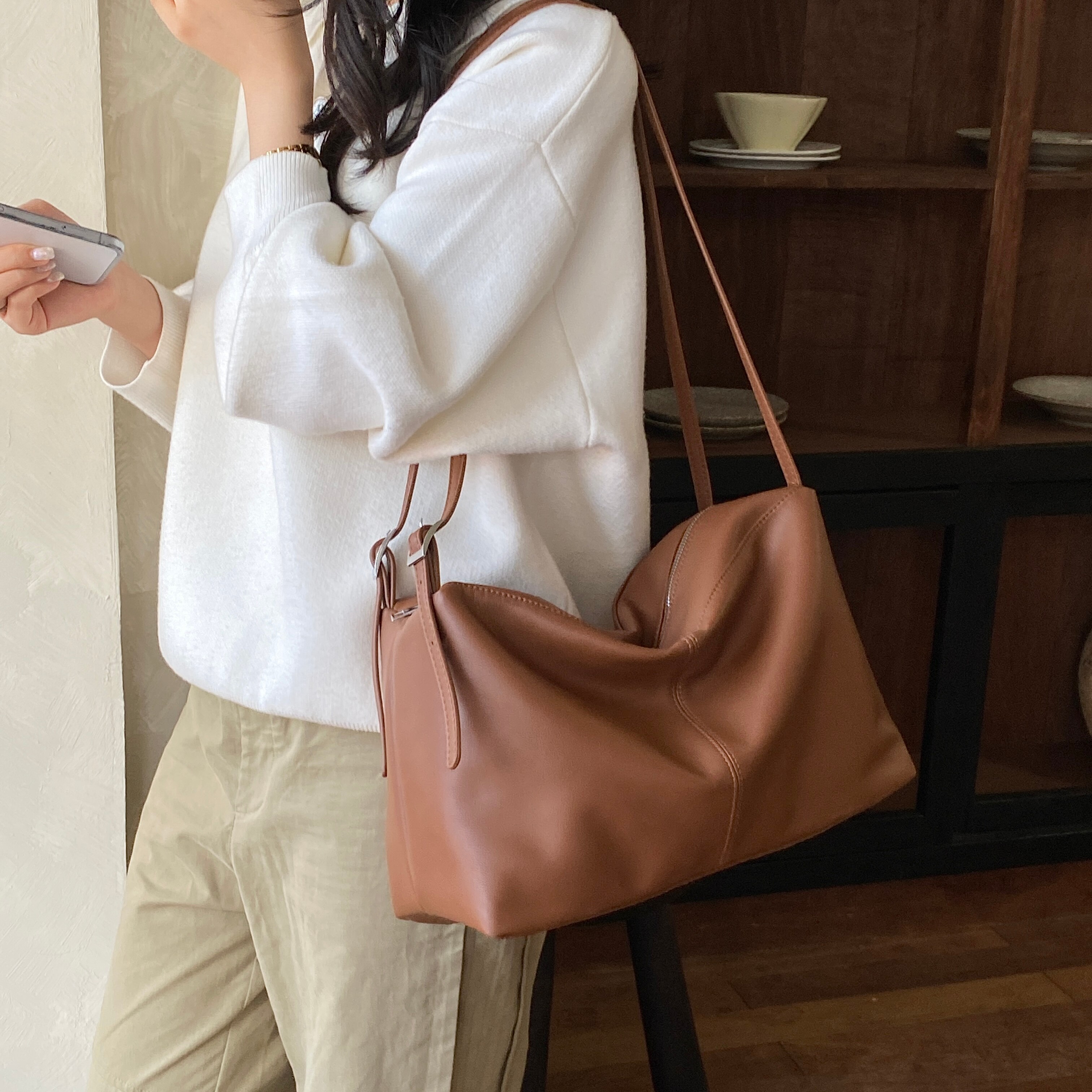 慵懒风软皮托特包女款2026秋冬新款大容量百搭单肩包简约通勤大包