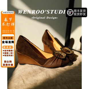 复古方扣绒面通勤坡跟单鞋女2026春季新款咖色法式圆头浅口高跟鞋