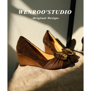 复古方扣绒面通勤坡跟单鞋女2026春季新款咖色法式圆头浅口高跟鞋