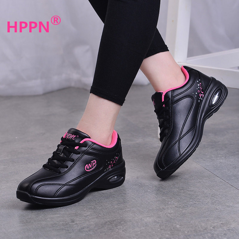 新款皮面运动鞋女旅游鞋防滑软底中老年学生跑步鞋波鞋子