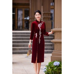妈妈喜婆婆丈母娘高档旗袍婚宴新款洋气高级金丝绒礼服连衣裙秋冬