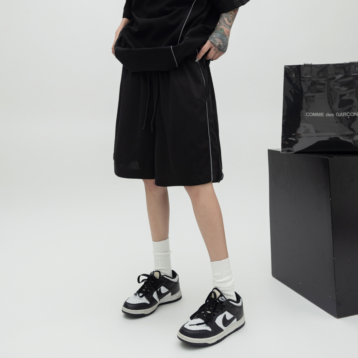 反光条网眼贴标字母短裤女