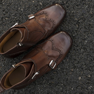 AILI 2025新款棕色超火粗跟短筒孟克靴女英伦风百搭方扣马丁靴女