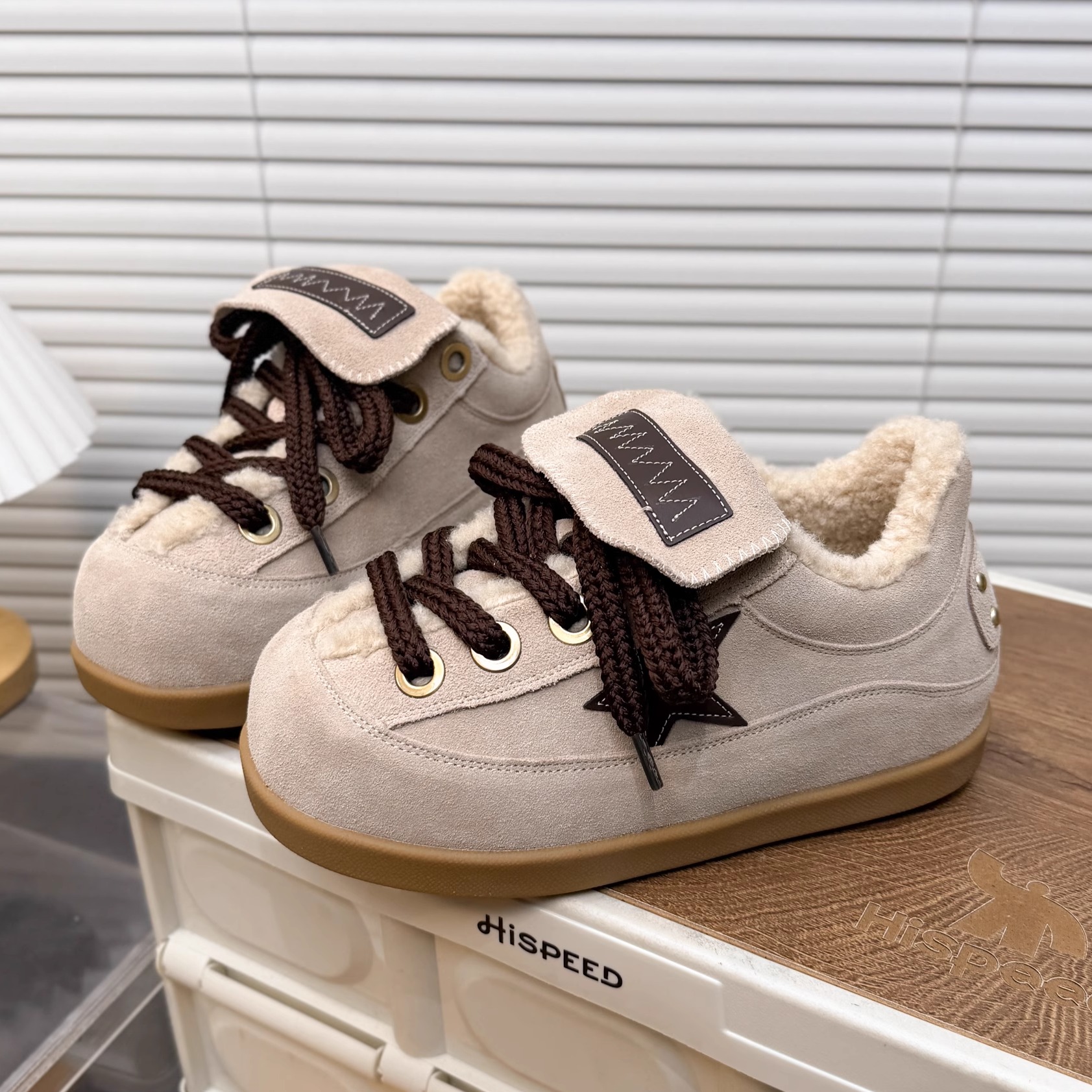 日本OFFCAT真皮羊羔毛毛卡皮巴拉翻领面包鞋厚底松糕星星加绒棉鞋